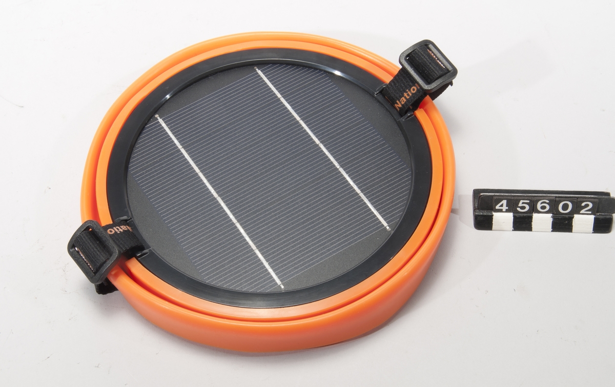 Solcellsdriven lampa HiLight med möjlighet till mobilladdning.  Lampan sprider ljus 360 grader med upp till 20 timmar drifttid per laddning. Livslängden är ca 4 år, med batteridrift upp till 1000 cyklers laddning. Kostnad ca 1500 kr. Märkt 102-1340 O1147.