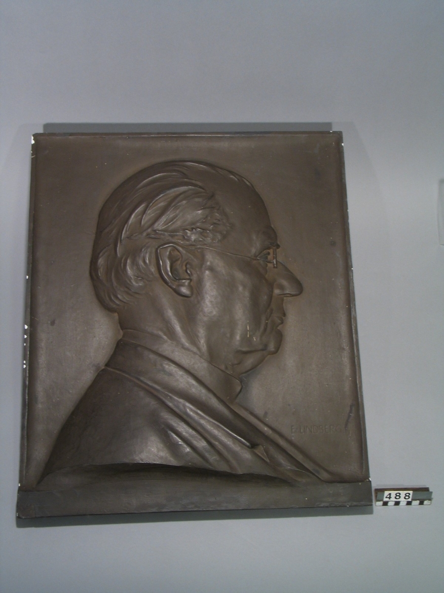 Avgjutning i gips (porträttmedaljong) å Gustaf de Lavals gravvård. Utförd av medaljgravör E. Lindberg.