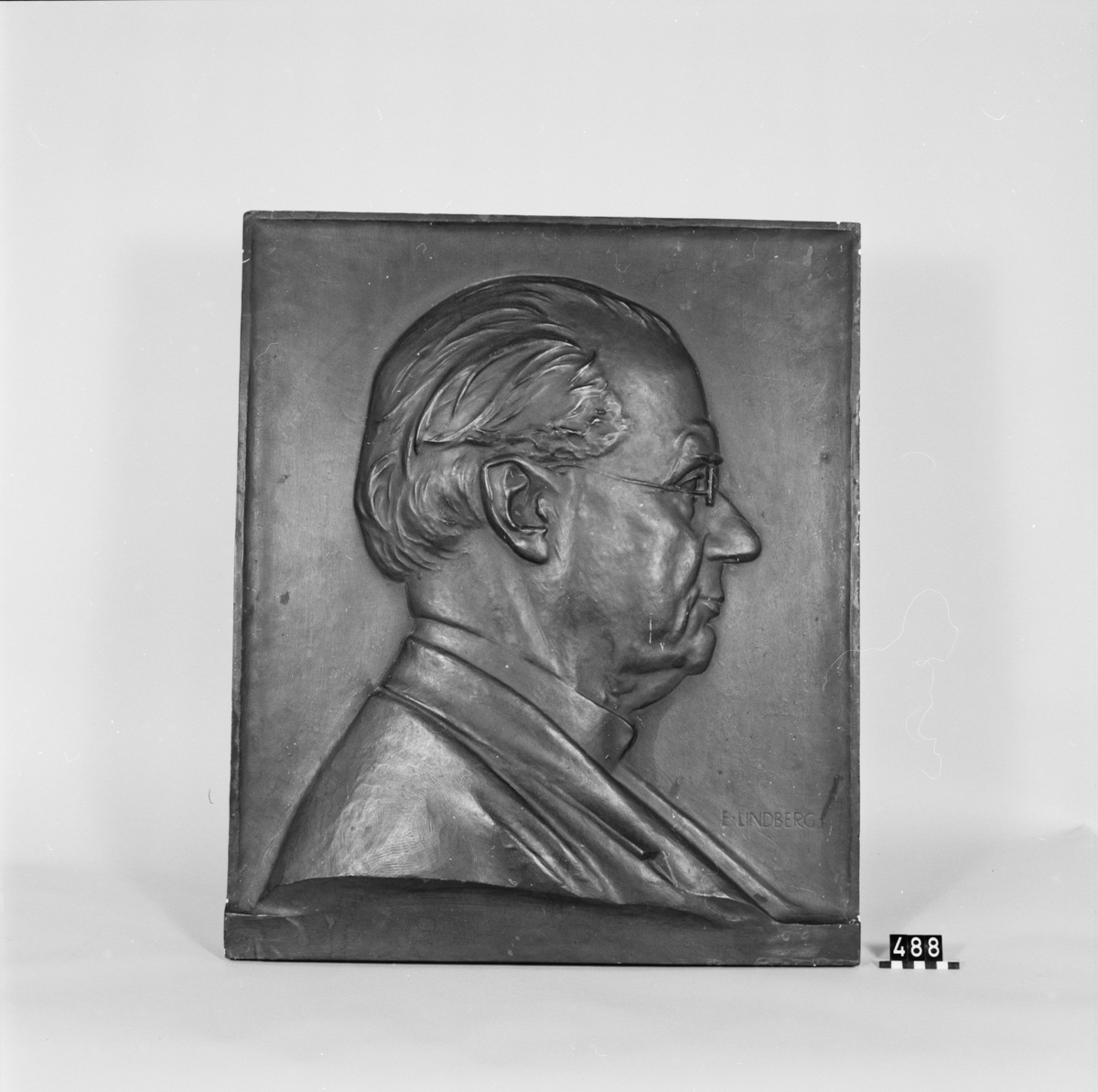 Avgjutning i gips (porträttmedaljong) å Gustaf de Lavals gravvård. Utförd av medaljgravör E. Lindberg.