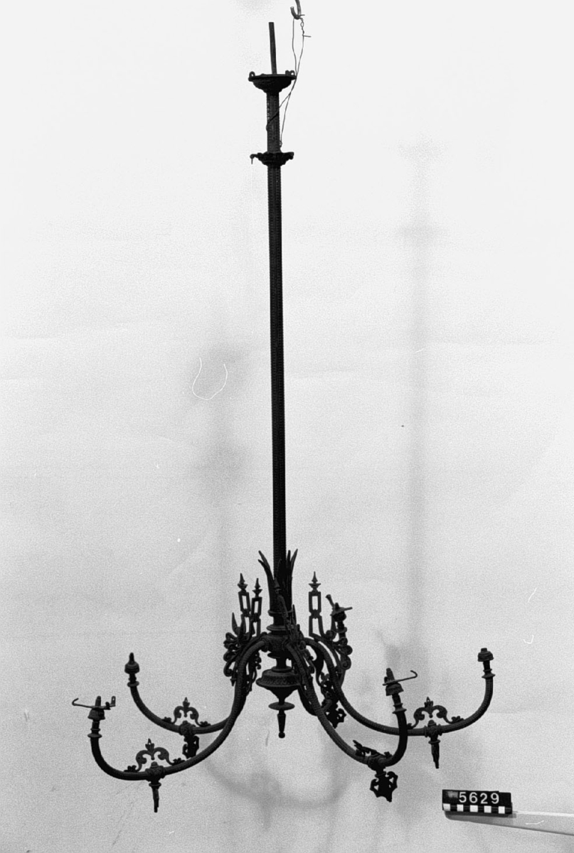 Av mässing, för takbelysning. Med 5 lågor med rundbrännare.