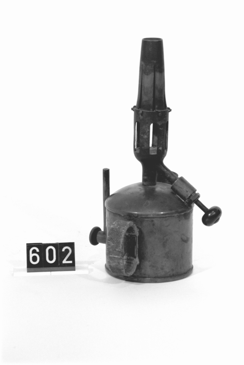 Blåslampa märkt: "PATENT NYBERG STOCKHOLM", med ankarklätt handtag.