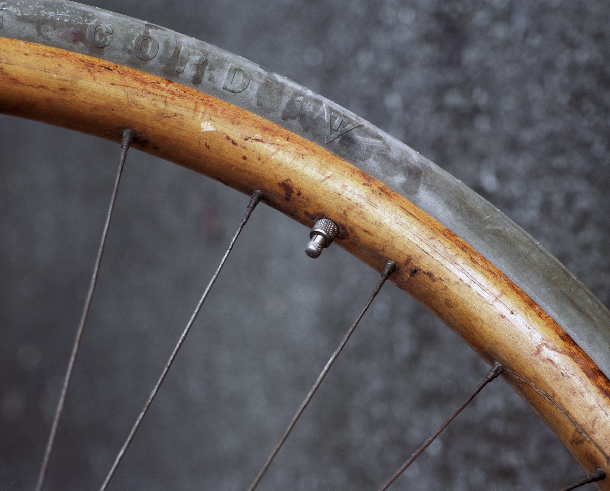 Tvåhjulig velociped, med vertikaltrampning. Träfälgar och träskärmar, originaldäck, troligen nya pedaler. Fabriksnummer (under velocipeden på sadelstolpsstödet). Skylt: "Akt. Palmcrantz & Co, Stockholm", "Svea". Framhjulsnavet är märkt: "The Leader".