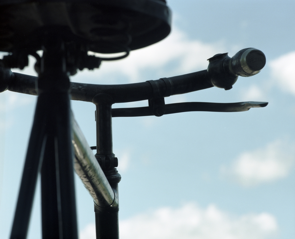 Tvåhjulig velociped, med vertikaltrampning. Träfälgar och träskärmar, originaldäck, troligen nya pedaler. Fabriksnummer (under velocipeden på sadelstolpsstödet). Skylt: "Akt. Palmcrantz & Co, Stockholm", "Svea". Framhjulsnavet är märkt: "The Leader".