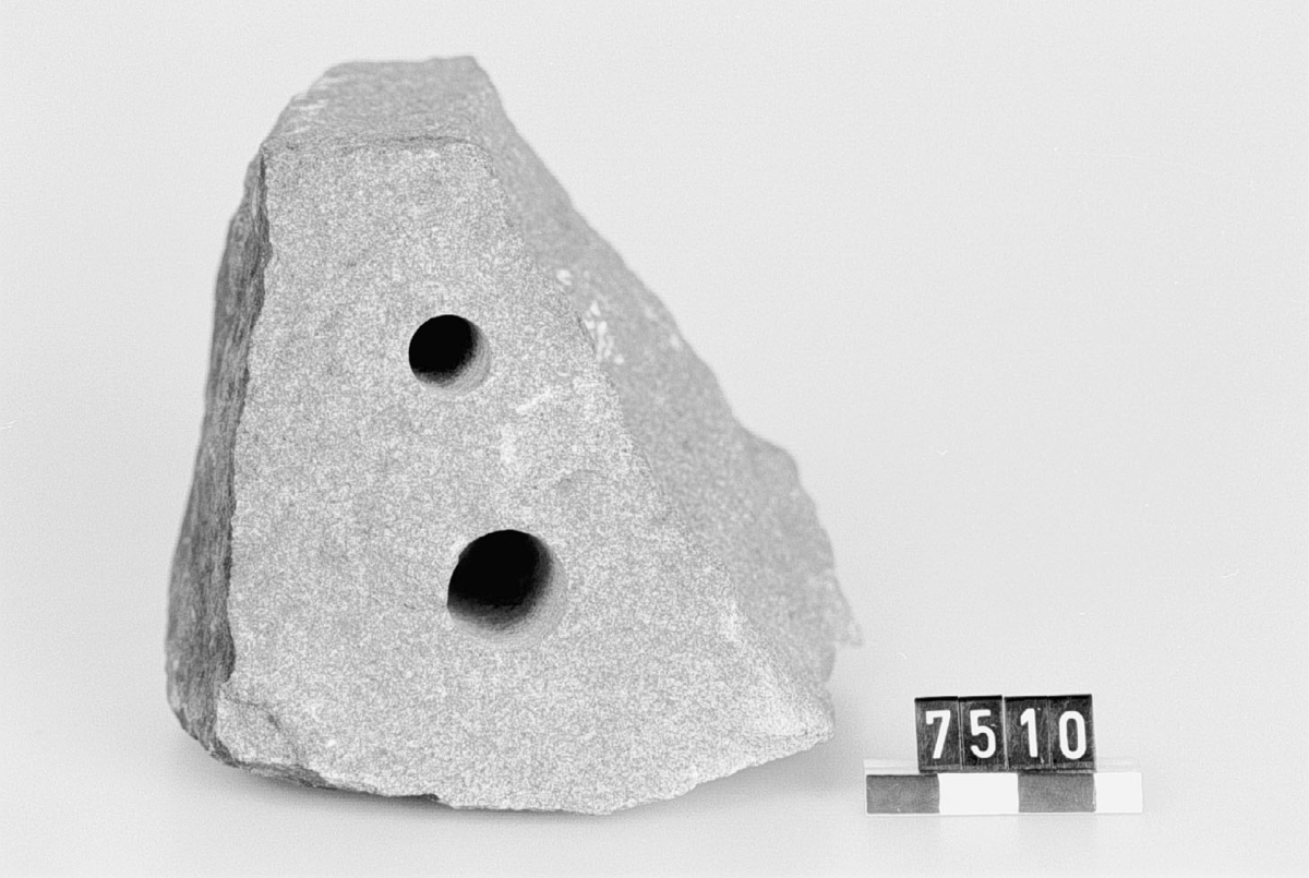 Prov på borrning i granit med borrstål av verktygsmetallen "Widia". Styckets längd: 90 mm, bredd: 90 mm. 1 hål 10 mm och 1 hål 15 mm. Granitstyckets tjocklek: omkring 80 mm.