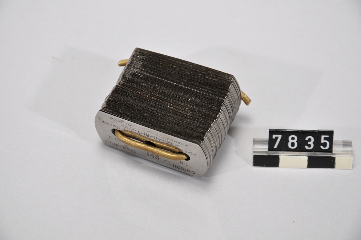 Ett större antal blad till "Gilette"  och "Matador" rakhyvlar.Några av bladen är av andra märken.