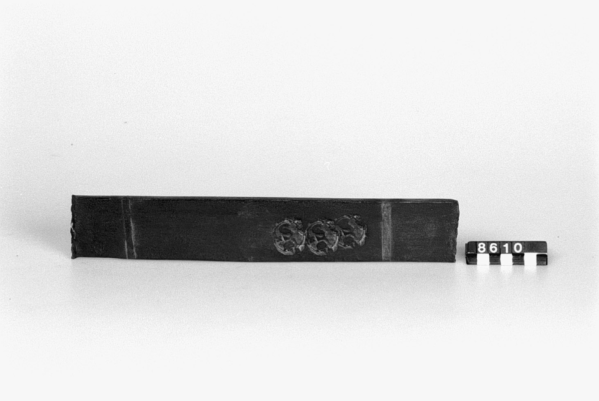 Stämplat stångjärn. Tjocklek: 11 mm. Stämplat: S, S, S.
