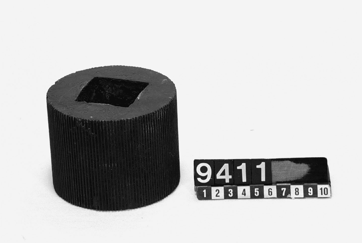 Hjul av gjutjärn, med många små kuggar, med  hål för fyrkantig axel. Del till kvarn för specialändamål. F-b-11.