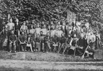 Gruppbild av hammarsmeder vid Carlsdals bruk, där smidet nedlades i april 1885. Sittande i mitten smidesmästaren Ulrik Bergström. Till höger om honom med hammare och spett försedde smältaren Anders Kock, senare valsmästare vid Hällefors götvalsverk och allra sist till höger sittande Nils Falkrans, tidigare smältare vid Gustafström, därefter hjälpsmed vid Carlstad.