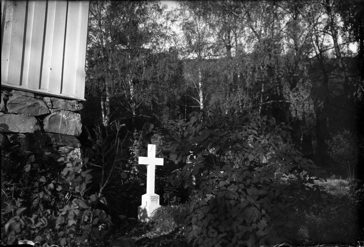 Fotsamling etter Hans Tveito.
Gravminne på Lårdal kyrkjegard over Otto Fredrik Kielland, som døyde 22. august 1917 fire år gamal.
Han var son av Anna og sokneprest Gabriel Kielland i Lårdal.
Gravminne tok familien med seg til Tynset der Gabriel Killand vart sokneprest i 1919.