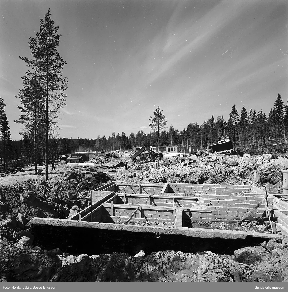 Mark- och grundarbeten i det framväxande villaområdet i Bydalen.