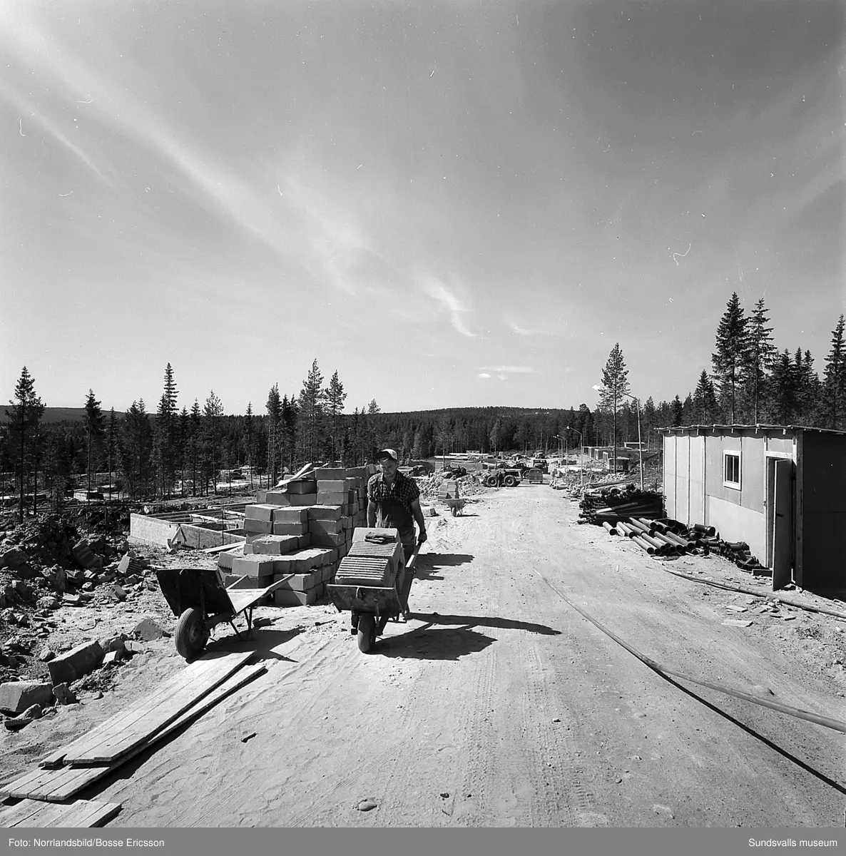 Mark- och grundarbeten i det framväxande villaområdet i Bydalen.