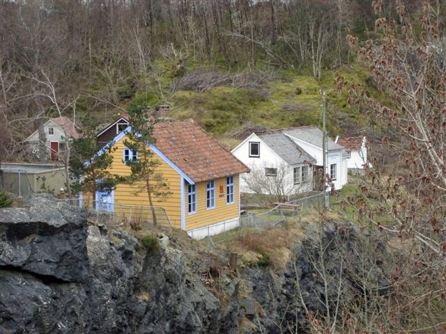 Kulleseid telegrafstasjon på Bømlo er den første bygningen Telenor (Den Norske Statstelegraf) fikk satt opp for egen regning. Bygningen er på 52 m2. Kulleseid var en såkalt fiske-telegrafstasjon i «Søndre Vårsilddistrikt» og ble tatt i bruk ved nyttårsskiftet 1857/58. Stasjonen var bare i drift under fiskesesongen, vårsildefisket.

Foto 8:
Innendørs rikstaleboks i tre, ådret overflate (imitert eik) og glass med etset riksvåpen. Innvendig polstret, enkel skomakerlampe hengende fra taket. Telefonen var et veggapparat. Taleboksen tilhørte Telegrafvesenet, og var dermed knyttet til riksnettet. Taleboksen var bygget for at man skulle stå innendørs og ringe. Samtalen ble overført av en telefonistinne. Kulturminnet er fjernet fra Telenors verneplan som selvstendig objekt etter revidering i 2016.
Kiosken er i stedet bevart som gjenstand knyttet til Kulleseid telegrafstasjon.
