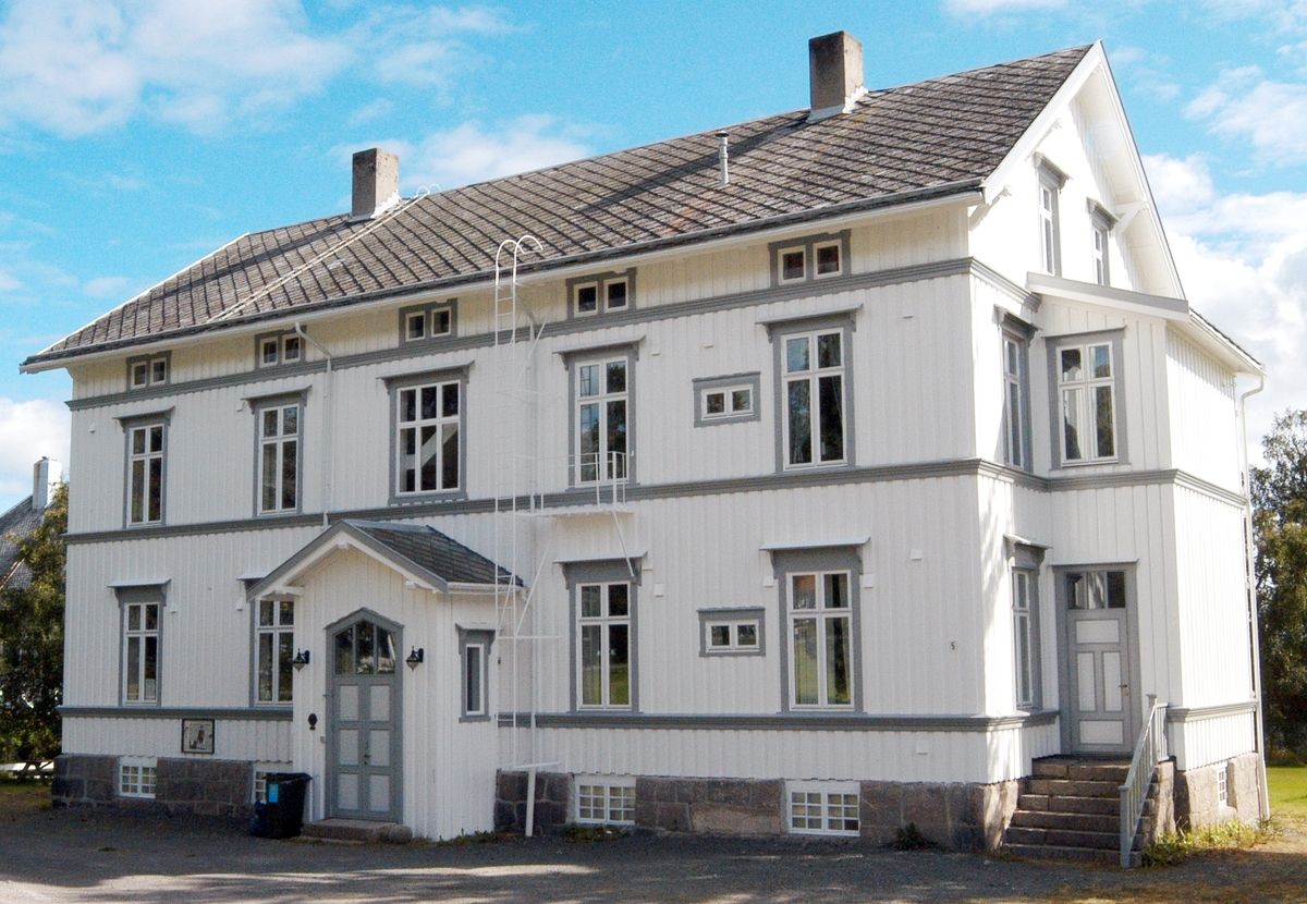 Lødingen telegrafstasjon er en tømmerbygning i to etasjer på granittmur, og dekket med skifer på taket.  Hele første etasje ble brukt som ekspedisjonslokaler for telegram fram til 1936. Etasjen inneholdt gang, ytre skranke, indre skranke, Morsesal, Wheatstonesal og Siemenssal.
I annen etasje hadde telegrafinspektøren sin leilighet og sine kontorer fram til 1913. Da rikstelefonen kom, fikk også denne plass i annen etasje. I loftsetasjen var det fire hybler med alkover, gang og et åpent loftsrom som ble brukt som tørkeloft og arkiv.