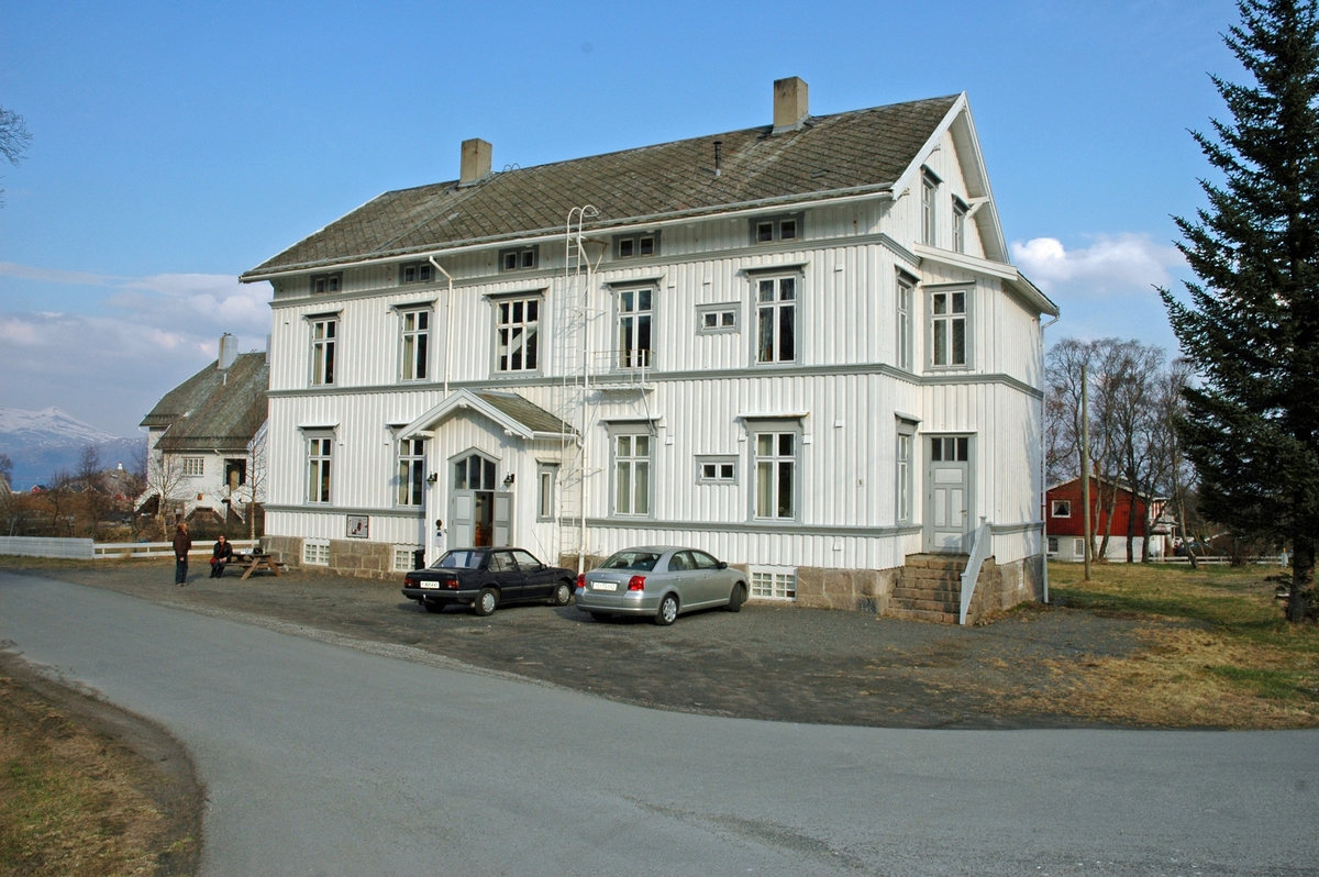 Lødingen telegrafstasjon er en tømmerbygning i to etasjer på granittmur, og dekket med skifer på taket.  Hele første etasje ble brukt som ekspedisjonslokaler for telegram fram til 1936. Etasjen inneholdt gang, ytre skranke, indre skranke, Morsesal, Wheatstonesal og Siemenssal.
I annen etasje hadde telegrafinspektøren sin leilighet og sine kontorer fram til 1913. Da rikstelefonen kom, fikk også denne plass i annen etasje. I loftsetasjen var det fire hybler med alkover, gang og et åpent loftsrom som ble brukt som tørkeloft og arkiv.