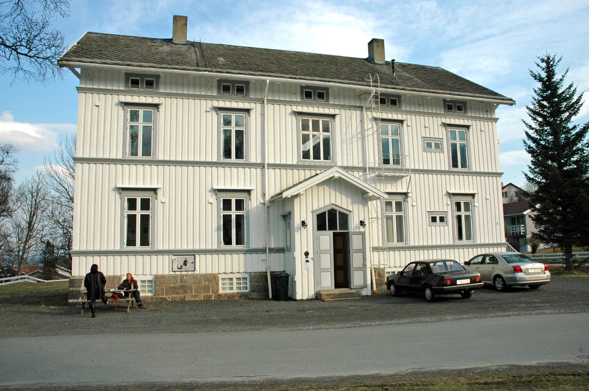 Lødingen telegrafstasjon er en tømmerbygning i to etasjer på granittmur, og dekket med skifer på taket.  Hele første etasje ble brukt som ekspedisjonslokaler for telegram fram til 1936. Etasjen inneholdt gang, ytre skranke, indre skranke, Morsesal, Wheatstonesal og Siemenssal.
I annen etasje hadde telegrafinspektøren sin leilighet og sine kontorer fram til 1913. Da rikstelefonen kom, fikk også denne plass i annen etasje. I loftsetasjen var det fire hybler med alkover, gang og et åpent loftsrom som ble brukt som tørkeloft og arkiv.