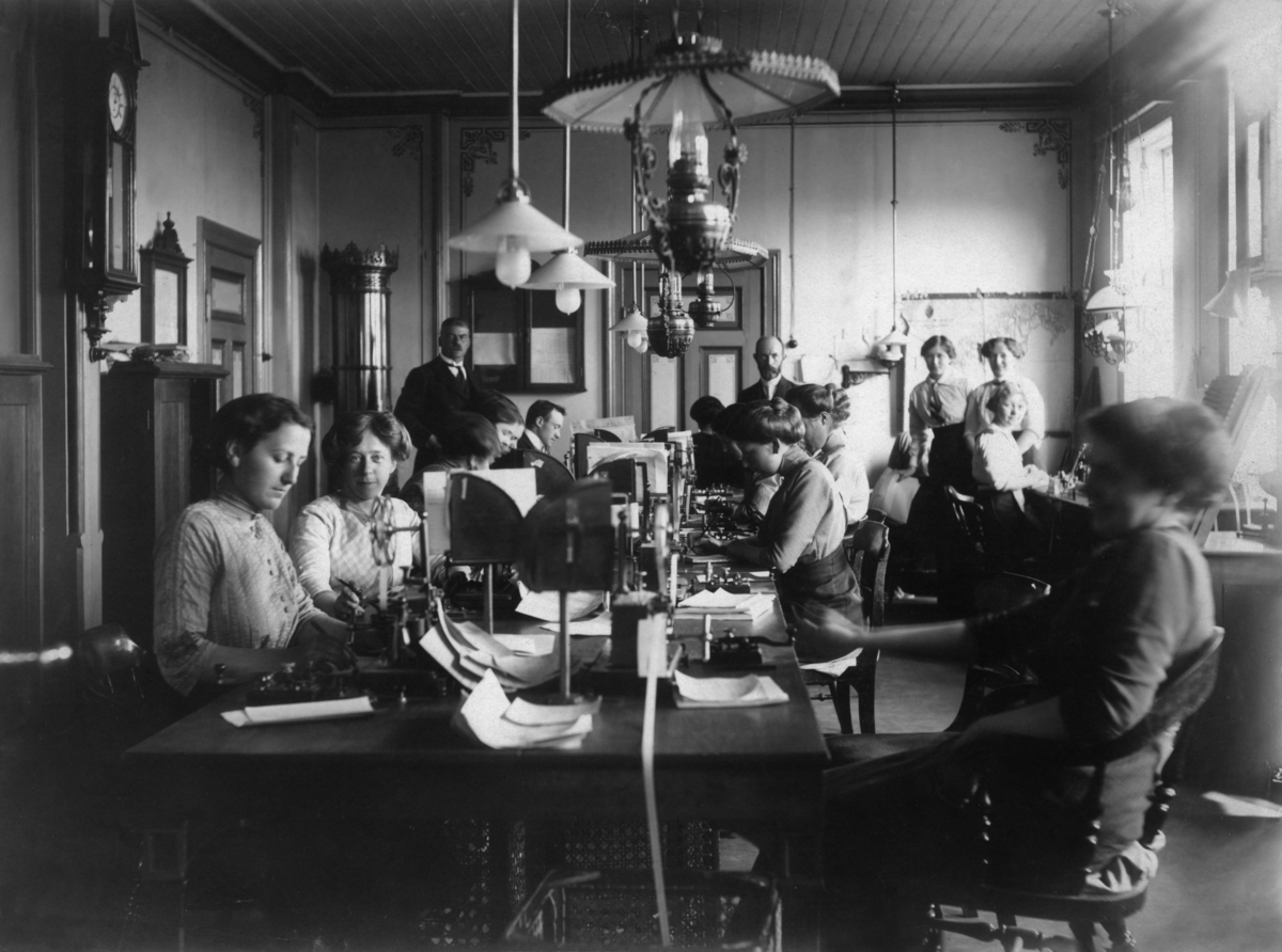 Lødingen telegrafstasjon er en tømmerbygning i to etasjer på granittmur, og dekket med skifer på taket.  Hele første etasje ble brukt som ekspedisjonslokaler for telegram fram til 1936. Etasjen inneholdt gang, ytre skranke, indre skranke, Morsesal, Wheatstonesal og Siemenssal.
I annen etasje hadde telegrafinspektøren sin leilighet og sine kontorer fram til 1913. Da rikstelefonen kom, fikk også denne plass i annen etasje. I loftsetasjen var det fire hybler med alkover, gang og et åpent loftsrom som ble brukt som tørkeloft og arkiv.