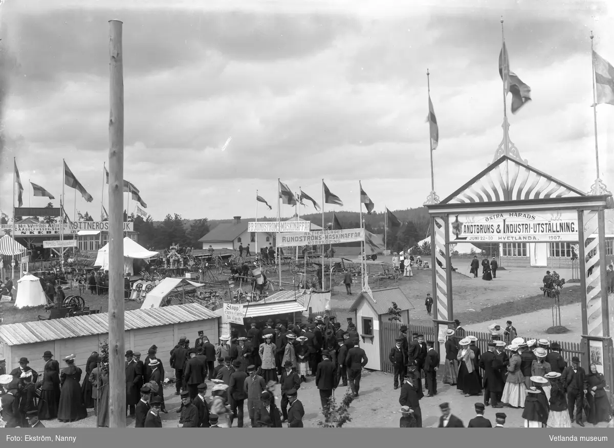 Folksamling framför samrealskolan vid Östra härads lantbruks- och industriutställning 1907.