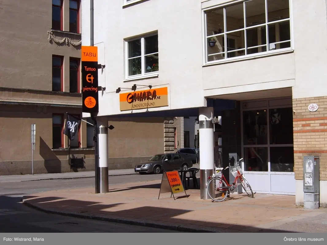 Tatueringsbutiken Cahara, exteriör. Enligt uppgift heter butiken egentligen: "Tabu Tattoo & Piercing".
Bilden tagen 2006.08.10, i samband med dokumentationsprojektet "Brevet till framtiden". Se Dnr: 2004.910.194 för vidare upplysningar om projektet.