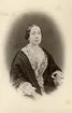 En kvinna.
Fru Juliana Christina Adlers, Yxhult. Juliana Christina Wikander (född 1827-03-19, död 1861-04-01), gift med Gustaf  Adlers (1824-1901). Mor till Emil Adlers.
Hon var född 1827-03-19 i Nedre Östa i Knista, Örebro län, döpt 25 mars 1827 i Knista, död 1861-04-01 i Norra Yxhult, Kumla, Örebro län. (Mor och dotter dog vid förlossningen.)
Hennes föräldrar var komministern, magistern, prosten Per Wikander och Christina Margareta f. Svenberg.
Se även bild OLM-2008-28-480.