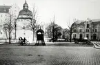 Örebro kvarn sedd från Trädgårdstorget. 
Örebro Slott till vänster.