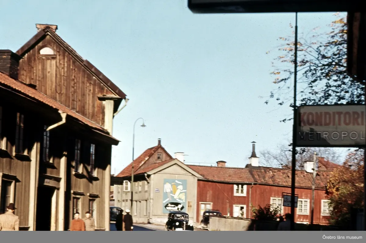 Äldre trähus vid Drottninggatan/Bondegatan. Byggnaderna till höger är numera Krämartorget. Byggnaderna till vänster är Hjalmar Bergman-teatern.
Bilden är tagen på 1950-talet.