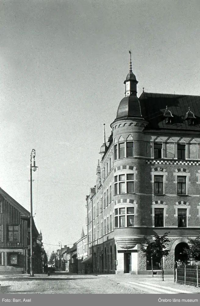 Storgatan söderut från Järnvägsgatan. Nikolaikyrkans torn skymtar i mitten.