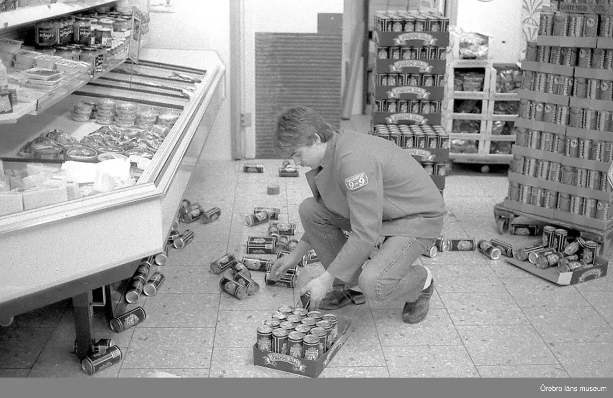"Folket i Brickebacken". Livsmedelsaffär, Servus i Brickebacken.
Bilden är tagen av ungdomar från fritidsgården.