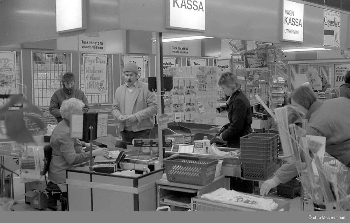 "Folket i Brickebacken", Konsum i Brickebacken. Bilden tagen av ungdomar från fritidsgården.