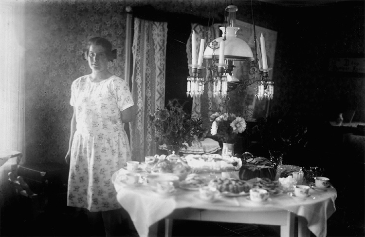 Rumsinteriör, en flicka.
Thea Elfrida Olsson