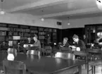 Några besökare på Örebro Stadsbibliotek vid tiden för invigningen 2 april 1932.