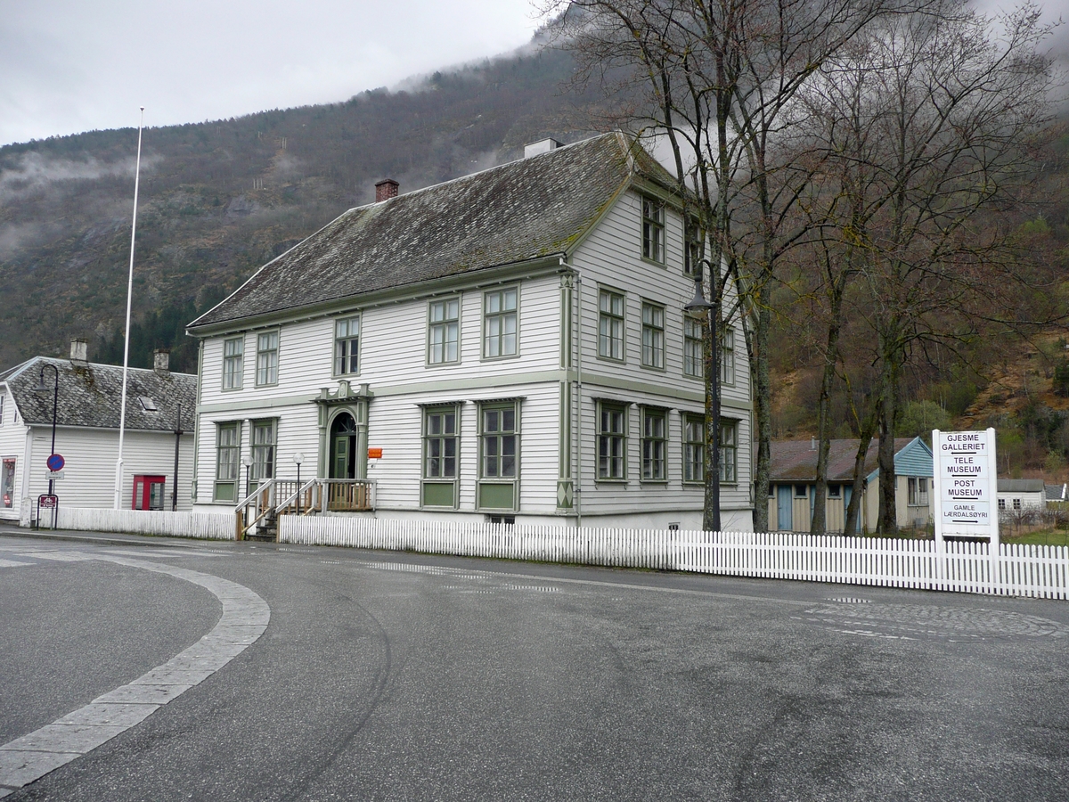 Telegrafbygningen i Lærdalsøyri. Huset er bygget i 1845 og har blant annet blitt brukt som hotell og apotek. Selve telegrafstasjonen ble åpnet i 1858 sammen med linjen Christiania-Lillehammer-Gjøvik-Lærdal. Året etter ble denne linjen forlenget til Bergen. 
Bygningen er overtatt av Lærdal kommune og brukes som kultursenter med en permanent utstilling fra Telemuseet. 
Huset ligger ved det vernede området i Lærdalsøyri og hører stilmessig hjemme i sen-empire, typisk for 1840- og 50-årene.