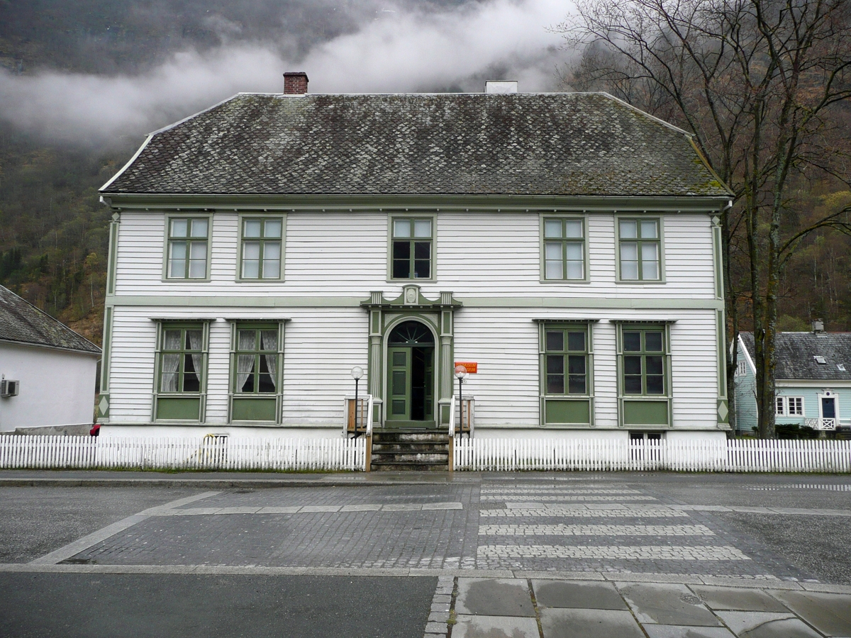 Telegrafbygningen i Lærdalsøyri. Huset er bygget i 1845 og har blant annet blitt brukt som hotell og apotek. Selve telegrafstasjonen ble åpnet i 1858 sammen med linjen Christiania-Lillehammer-Gjøvik-Lærdal. Året etter ble denne linjen forlenget til Bergen. 
Bygningen er overtatt av Lærdal kommune og brukes som kultursenter med en permanent utstilling fra Telemuseet. 
Huset ligger ved det vernede området i Lærdalsøyri og hører stilmessig hjemme i sen-empire, typisk for 1840- og 50-årene.