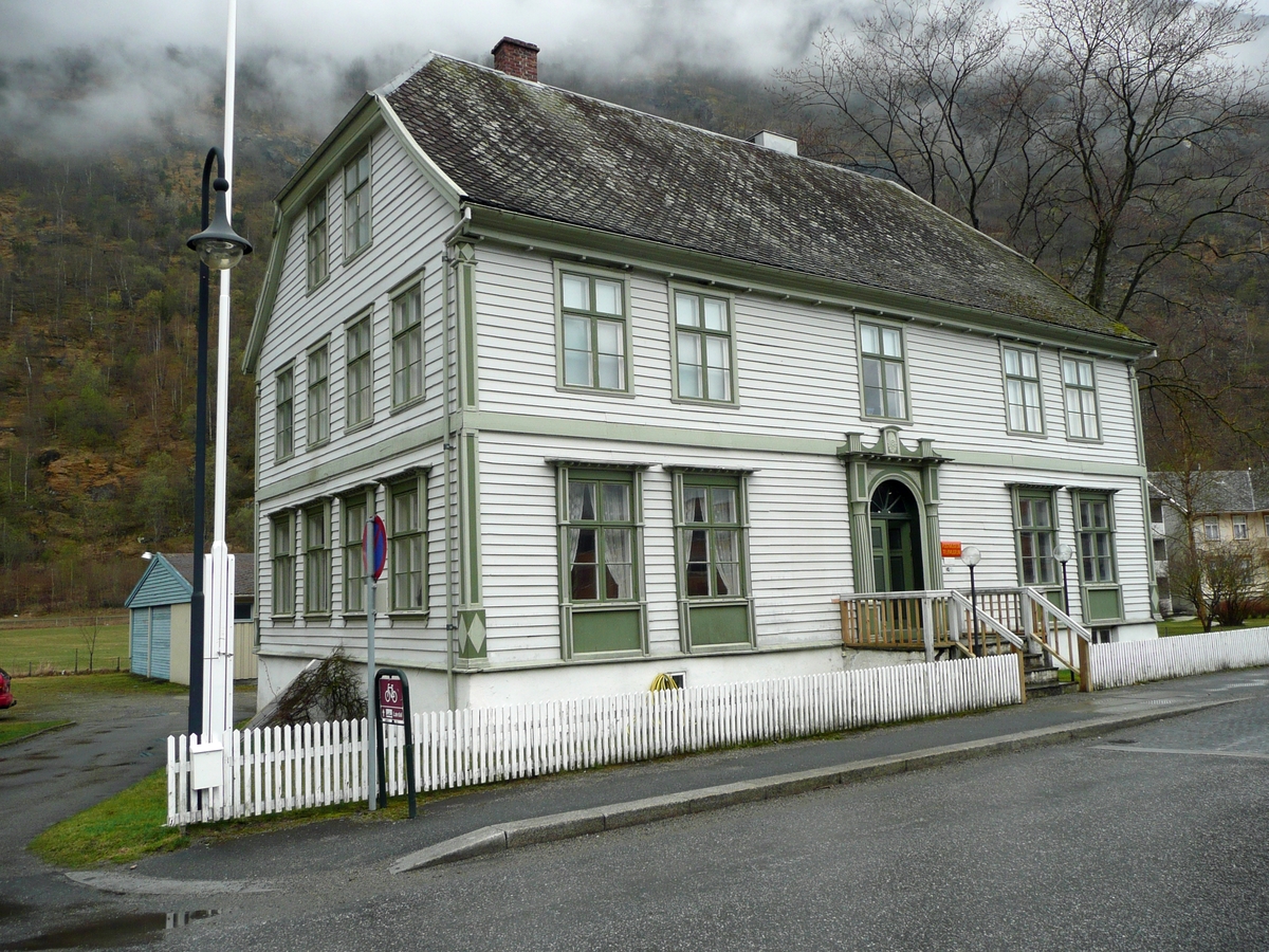Telegrafbygningen i Lærdalsøyri. Huset er bygget i 1845 og har blant annet blitt brukt som hotell og apotek. Selve telegrafstasjonen ble åpnet i 1858 sammen med linjen Christiania-Lillehammer-Gjøvik-Lærdal. Året etter ble denne linjen forlenget til Bergen. 
Bygningen er overtatt av Lærdal kommune og brukes som kultursenter med en permanent utstilling fra Telemuseet. 
Huset ligger ved det vernede området i Lærdalsøyri og hører stilmessig hjemme i sen-empire, typisk for 1840- og 50-årene.