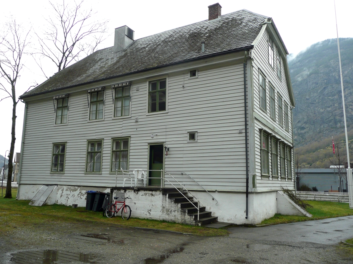 Telegrafbygningen i Lærdalsøyri. Huset er bygget i 1845 og har blant annet blitt brukt som hotell og apotek. Selve telegrafstasjonen ble åpnet i 1858 sammen med linjen Christiania-Lillehammer-Gjøvik-Lærdal. Året etter ble denne linjen forlenget til Bergen. 
Bygningen er overtatt av Lærdal kommune og brukes som kultursenter med en permanent utstilling fra Telemuseet. 
Huset ligger ved det vernede området i Lærdalsøyri og hører stilmessig hjemme i sen-empire, typisk for 1840- og 50-årene.