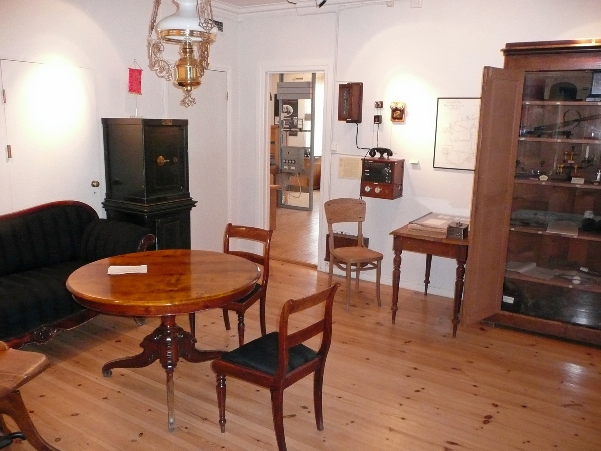 Telegrafbygningen i Lærdalsøyri. Huset er bygget i 1845 og har blant annet blitt brukt som hotell og apotek. Selve telegrafstasjonen ble åpnet i 1858 sammen med linjen Christiania-Lillehammer-Gjøvik-Lærdal. Året etter ble denne linjen forlenget til Bergen. 
Bygningen er overtatt av Lærdal kommune og brukes som kultursenter med en permanent utstilling fra Telemuseet. 
Huset ligger ved det vernede området i Lærdalsøyri og hører stilmessig hjemme i sen-empire, typisk for 1840- og 50-årene.