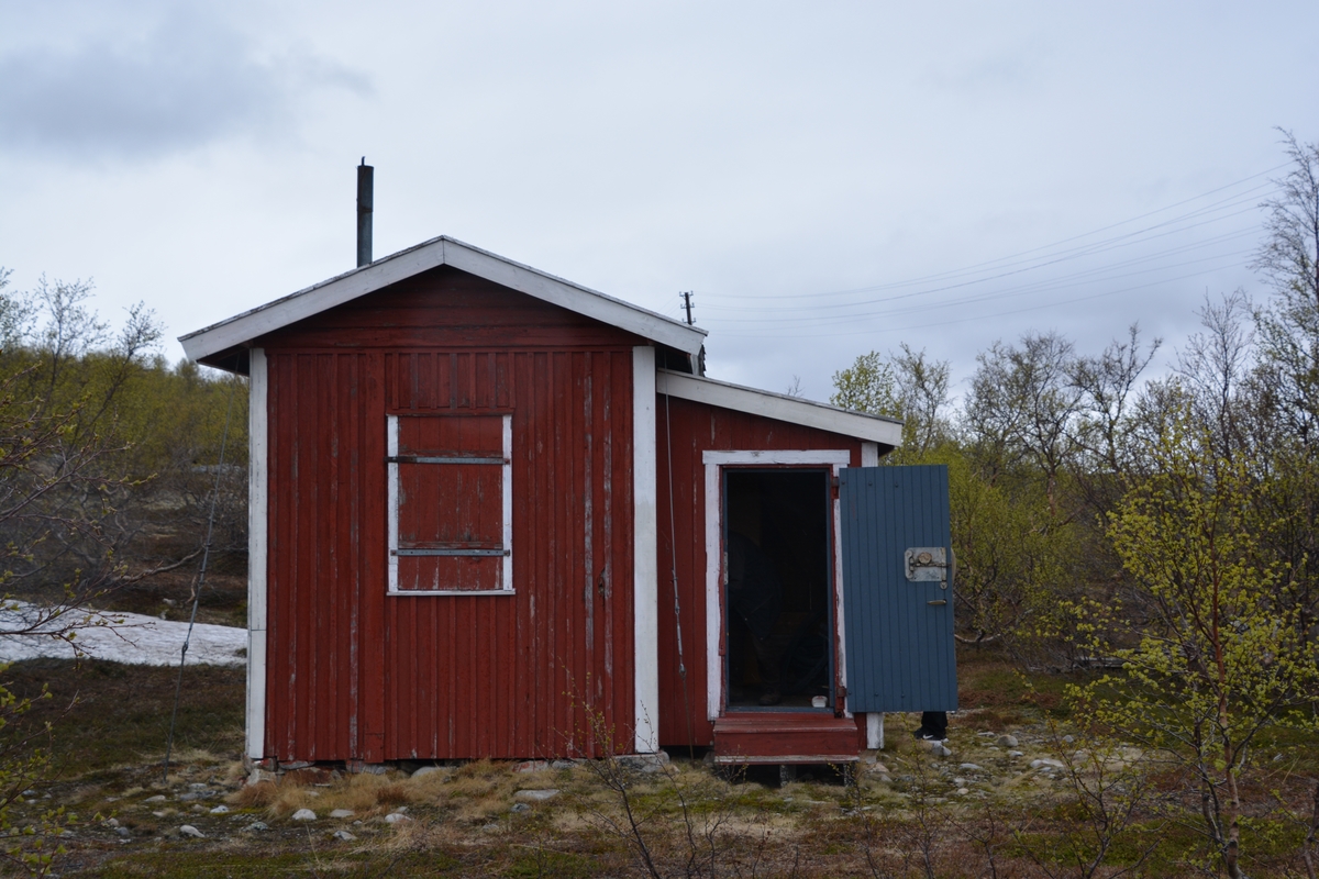 Svanebekkstua er en av de få oppsynshytter som er bevart i noenlunde original stand. Den ligger i et område på vidda som er brukt som samisk slakteplass. Linjekursen har opprinnelig gått forbi Svanebekkstua, men er delvis fjernet.