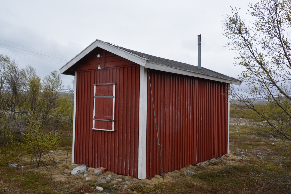 Svanebekkstua er en av de få oppsynshytter som er bevart i noenlunde original stand. Den ligger i et område på vidda som er brukt som samisk slakteplass. Linjekursen har opprinnelig gått forbi Svanebekkstua, men er delvis fjernet.