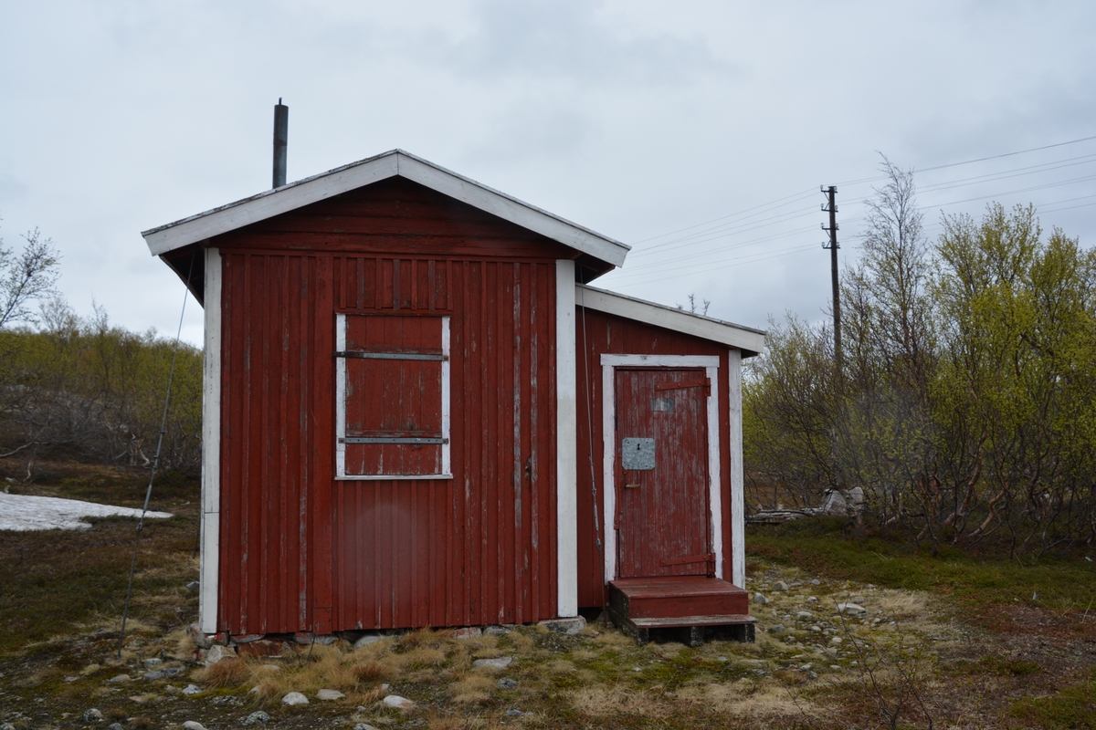 Svanebekkstua er en av de få oppsynshytter som er bevart i noenlunde original stand. Den ligger i et område på vidda som er brukt som samisk slakteplass. Linjekursen har opprinnelig gått forbi Svanebekkstua, men er delvis fjernet.
