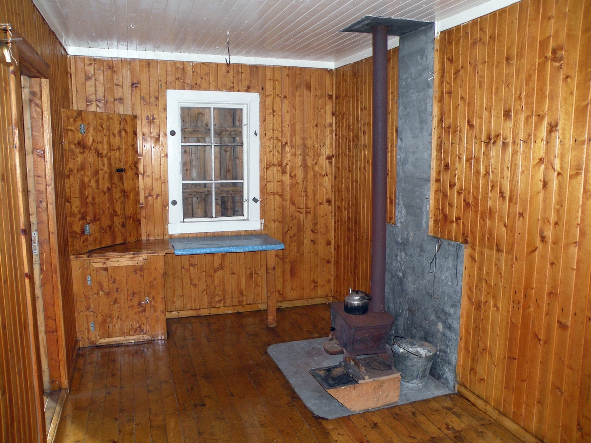 Svanebekkstua er en av de få oppsynshytter som er bevart i noenlunde original stand. Den ligger i et område på vidda som er brukt som samisk slakteplass. Linjekursen har opprinnelig gått forbi Svanebekkstua, men er delvis fjernet.