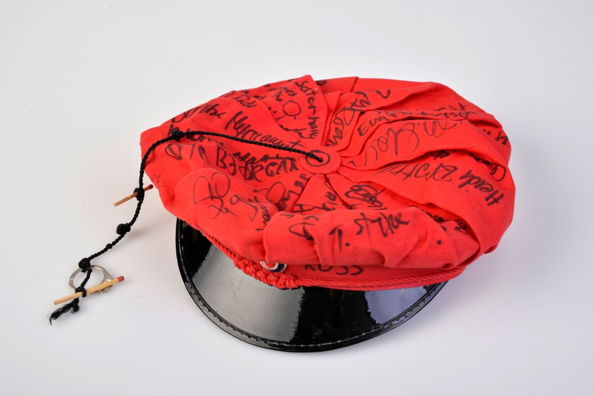 Russefrakk fra 1981 fra Heimdal Videregående Skole. Frakken har slag, lommer og knapper. Bak på frakken er en skilpadde på en hjelm, med påskriften "Make love, not war". Foran på frakken kommer en rose opp fra en lomme, og en flaske opp fra en annen. Det er også et nakent par som omfavner hverandre kun ikledd russeluer, og en folkevogn. Ellers er det mange navnetrekk, men få uttrykk eller slagord. Det følger med en rød russelue med navnetrekk samt ølkork, to fyrstikker og knuter i tråden.