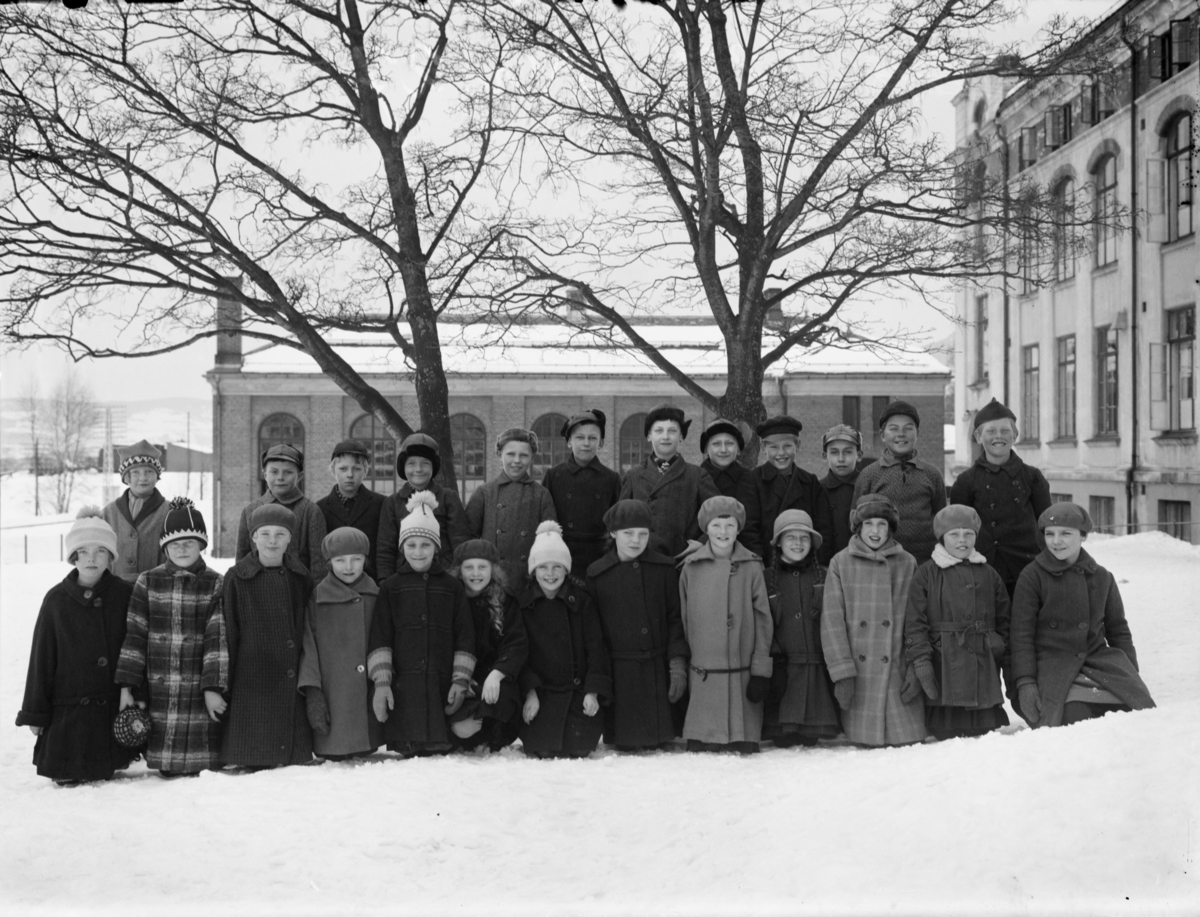 Feil bilde. Tekst er: Gruppe av pikene i 7A ved Lillehammer barneskole 1928.