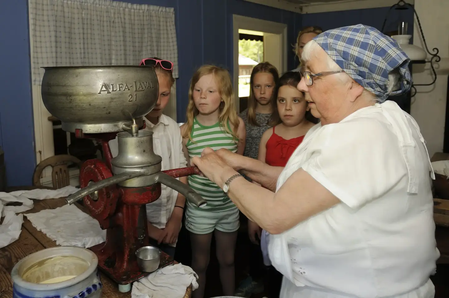 Astrid Rustad separerer mjølk under skoledagen på Odalstunet.