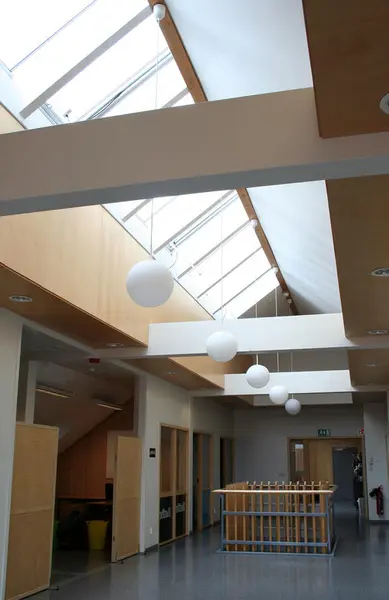 Gangen i 2.etg, Gyldenborg. Gangen er lys og luftig. Fotografiet er tatt opp mot takvinduene.