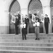 Huskvarnas gossmusikkår utanför Alfred Dahlin skolan i Huskvarna. Trumpetaren överst till vänster heter Bosse Sjökvist. De två flöjtisterna heter Gunnar Ödman, till vänster och Whilborg till höger.