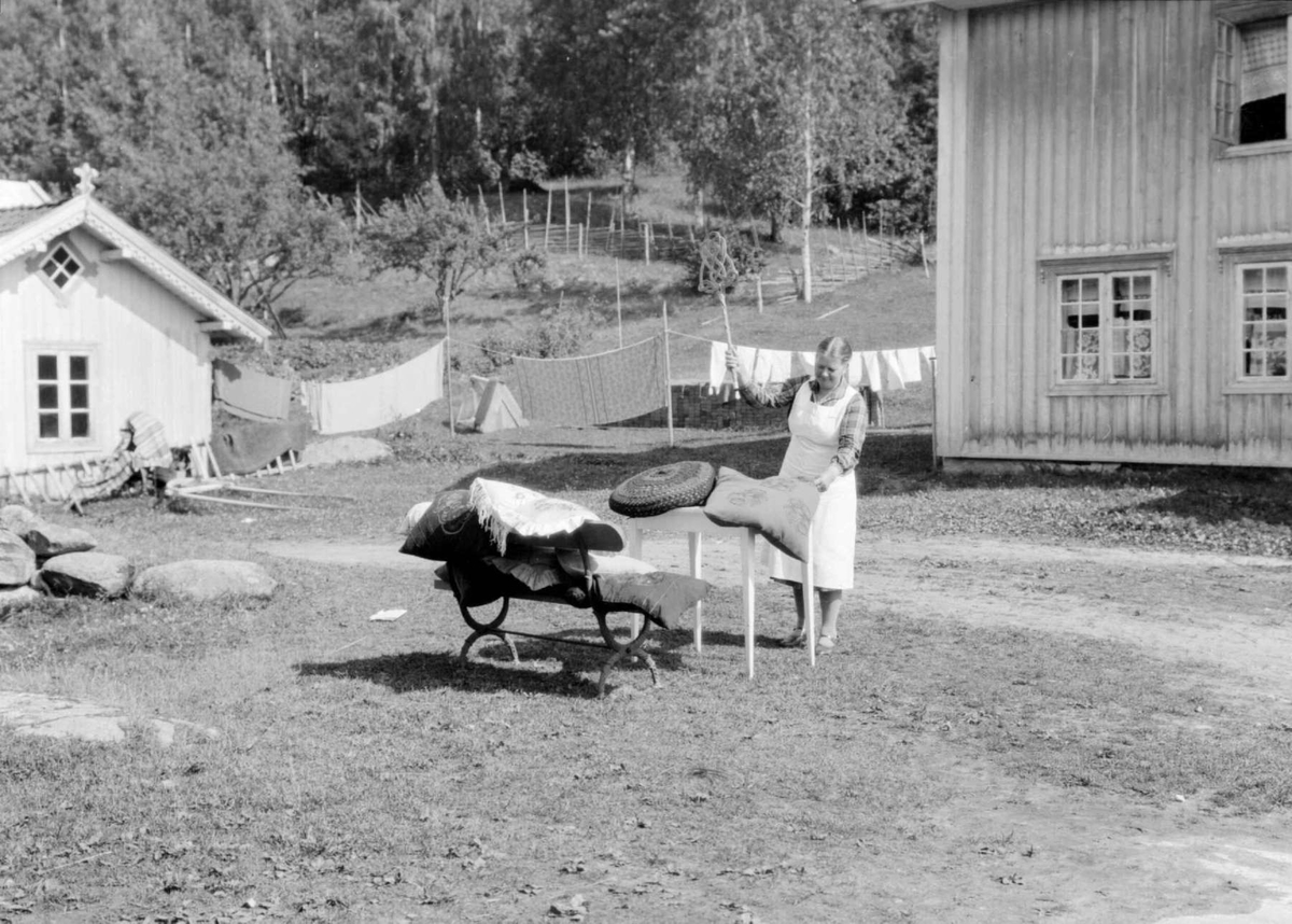 Vårrengjøring på Grimsrud gård ved Randsfjorden.