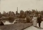 Stadsparken omkring 1910, Emmy Nyström på öster, John Söderberg (handlare i Espö) före detta bokhållare hos Wilhelm Grönberg, 529, 89:0921, repronegativ 9503.