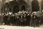 Mjölkpropaganda, en provisoriskt anordnad mjölkbar i Kontinentgatan 1932, flera personer håller mjölkflaskor, 6153d, negativ Johnsson 9800.