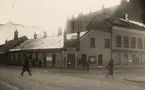 Hörnan Östergatan Kontinentgatan sydöst kvarteret Österbro, 26/2 1931, Bokhandelshuset butiksingången, till höger på andra våningen hade bokhandlaren ??? sin bostad ??? huset revs 4/3 1931, 15314, skänkt av rådman Jungbeck 1931.