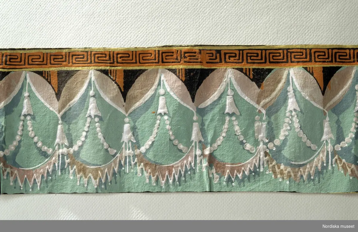 Textil, draperi, frans.
Pärlband.
