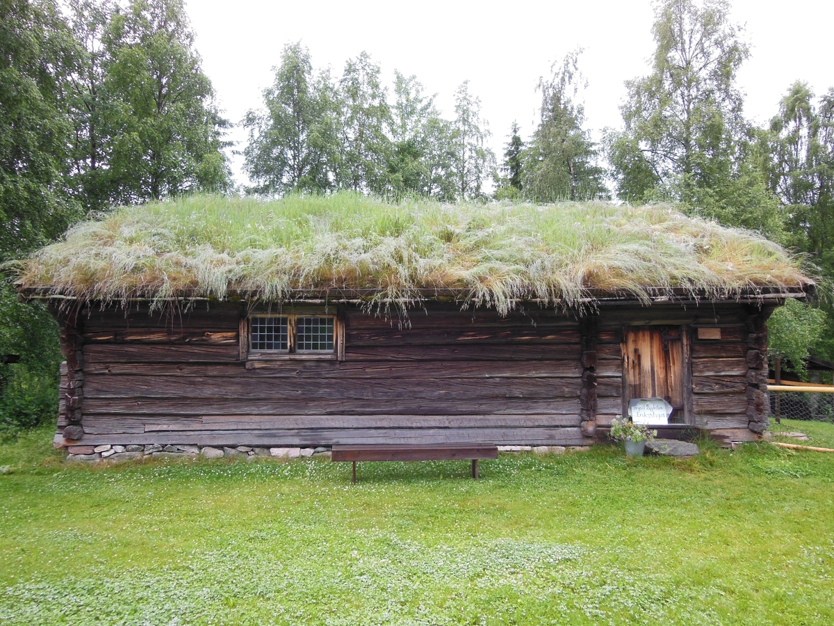 Treromsstue laftet av grovt furutømmer, med mønsås og sperretak tekt med never og torv.
Delevegg mellom kammers er i sleppverk.